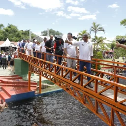 Governador Jerônimo entrega pavimentação e viatura em Paramirim durante agenda de Carnaval no interior
