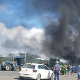 Produtores rurais bloqueiam BR-101 em Itamaraju contra violência no campo e invasões de terra