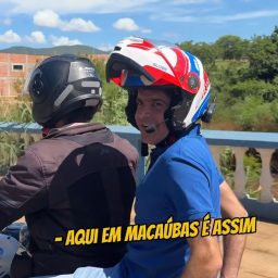 ACM Neto chega de moto a evento em Macaúbas e participa de inauguração ao lado de prefeito