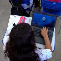 Acesso à internet em escolas da rede pública da Bahia chega a 94,3% em 2025
