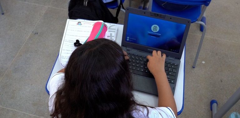 Acesso à internet em escolas da rede pública da Bahia chega a 94,3% em 2025