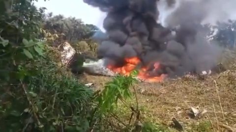 Avião militar com 125 pessoas cai durante decolagem na Colômbia