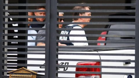 Bolsonaro tem alta hospitalar e ficará em prisão domiciliar