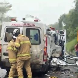 Colisão entre ambulância de Ibirapitanga e caminhão deixa feridos na BR-415, entre Itabuna e Ilhéus