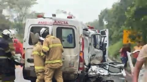 Colisão entre ambulância de Ibirapitanga e caminhão deixa feridos na BR-415, entre Itabuna e Ilhéus