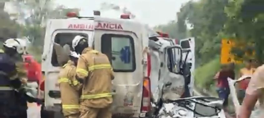 Colisão entre ambulância de Ibirapitanga e caminhão deixa feridos na BR-415, entre Itabuna e Ilhéus
