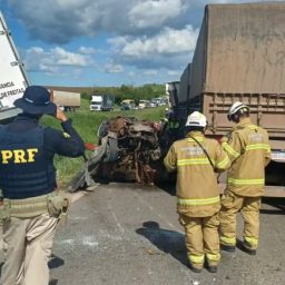 Engavetamento com nove veículos deixa uma vítima e seis feridos na BR-324