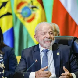 Lula defende controle regional sobre minerais críticos em cúpula da Celac