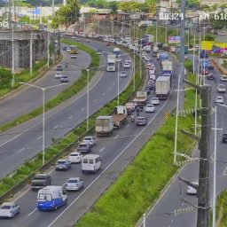Manifestação de diversas categorias travou a BR-324 em Salvador nesta quinta-feira
