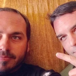 PT aciona TSE contra Flávio e Carlos Bolsonaro por campanha antecipada