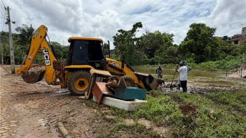 Prefeitura realiza ações de reconstrução nas áreas atingidas pela cheia do rio Gandu
