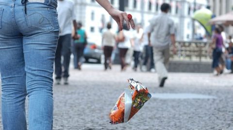 Câmara aprova projeto que prevê multa para quem descartar lixo em vias públicas