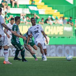 Com um jogador a menos, Vitória empata com a Chapecoense fora de casa