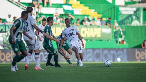 Com um jogador a menos, Vitória empata com a Chapecoense fora de casa