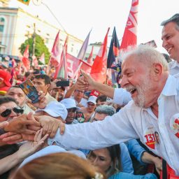 Lula lidera cenários de 1º turno e mantém vantagem sobre adversários, aponta Atlas/Bloomberg