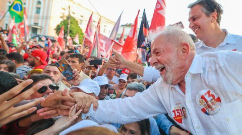 Lula lidera cenários de 1º turno e mantém vantagem sobre adversários, aponta Atlas/Bloomberg
