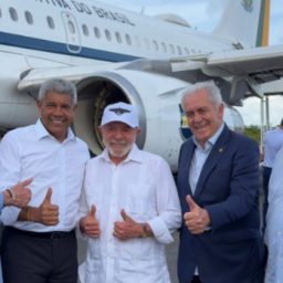 Lula chega a Salvador e é recepcionado por Jerônimo, Wagner e Rui Costa