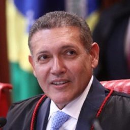 Ministros Nunes Marques e André Mendonça são eleitos presidente e vice do TSE