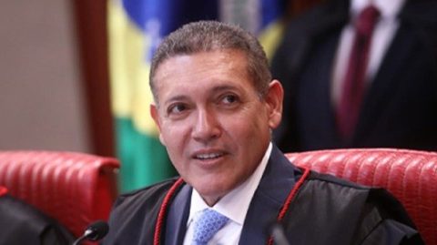 Ministros Nunes Marques e André Mendonça são eleitos presidente e vice do TSE