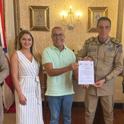 Ibirataia: Prefeito Sandro Futuca firma cooperação técnica com a PMBA sobre implantação do colégio cívico-militar no município