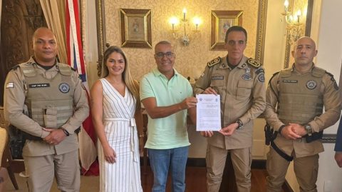 Ibirataia: Prefeito Sandro Futuca firma cooperação técnica com a PMBA sobre implantação do colégio cívico-militar no município