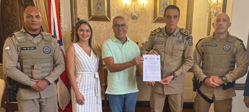 Ibirataia: Prefeito Sandro Futuca firma cooperação técnica com a PMBA sobre implantação do colégio cívico-militar no município