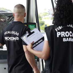 Procon notifica 111 postos de combustíveis e distribuidoras durante operações de fiscalização na Bahia