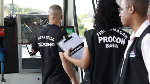 Procon notifica 111 postos de combustíveis e distribuidoras durante operações de fiscalização na Bahia