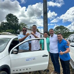 Rafa de Hildécio participa do ato de entrega de um veículo 0km destinado à Associação em Piraí do Norte