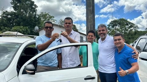 Rafa de Hildécio participa do ato de entrega de um veículo 0km destinado à Associação em Piraí do Norte