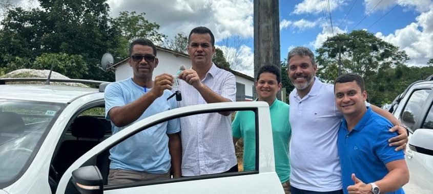 Rafa de Hildécio participa do ato de entrega de um veículo 0km destinado à Associação em Piraí do Norte