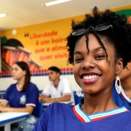 Abandono escolar na Bahia cai 50% após dois anos do Pé de Meia, diz MEC