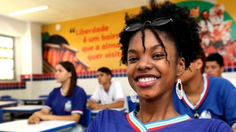 Abandono escolar na Bahia cai 50% após dois anos do Pé de Meia, diz MEC