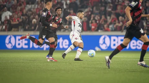 Vitória sai na frente, mas sofre virada do Athletico em jogo marcado por polêmica na arbitragem