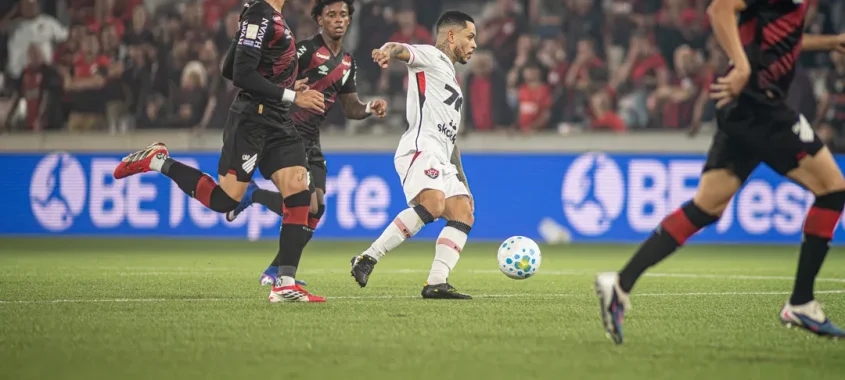 Vitória sai na frente, mas sofre virada do Athletico em jogo marcado por polêmica na arbitragem