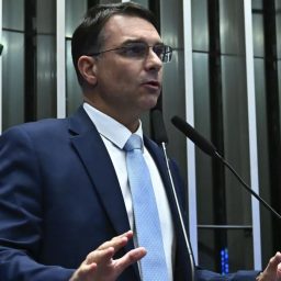 Adversários vão explorar intimidade de Flávio com Vorcaro: “irmão”