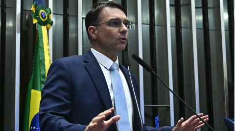 Adversários vão explorar intimidade de Flávio com Vorcaro: “irmão”