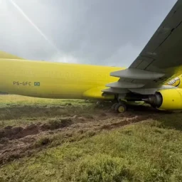 Avião cargueiro da Gol sai da pista após pouso no aeroporto de Salvador