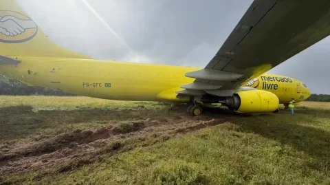 Avião cargueiro da Gol sai da pista após pouso no aeroporto de Salvador