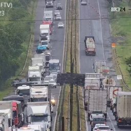 Caminhão tomba e provoca interdição parcial na BR-324