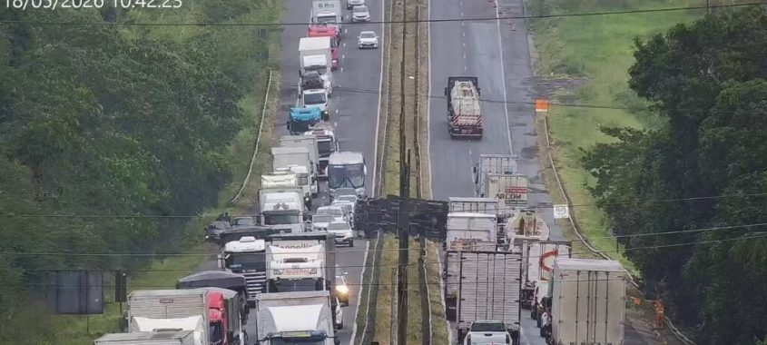 Caminhão tomba e provoca interdição parcial na BR-324