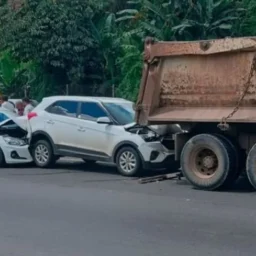 Carro que levava quatro vereadores de Quijingue se envolve em acidente com carreta na BR-324