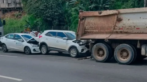 Carro que levava quatro vereadores de Quijingue se envolve em acidente com carreta na BR-324