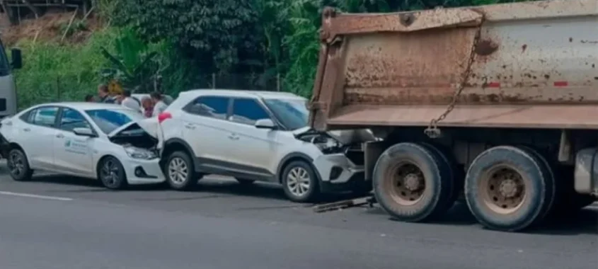 Carro que levava quatro vereadores de Quijingue se envolve em acidente com carreta na BR-324
