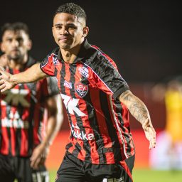 Com a força da torcida, Vitória reverte placar e elimina Flamengo na Copa do Brasil