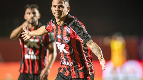 Com a força da torcida, Vitória reverte placar e elimina Flamengo na Copa do Brasil