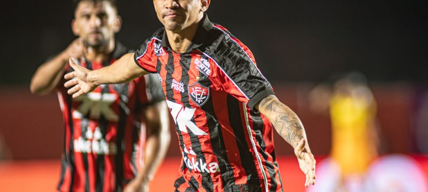 Com a força da torcida, Vitória reverte placar e elimina Flamengo na Copa do Brasil