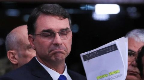Cresce pressão para Flávio Bolsonaro abandonar candidatura após áudio pedindo US$ 24 milhões a Vorcaro