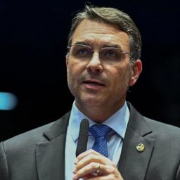 Em 6 horas, Flávio Bolsonaro vai de negar a admitir pedido de “patrocínio” a Vorcaro