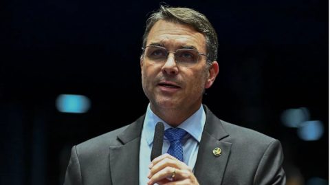 Em 6 horas, Flávio Bolsonaro vai de negar a admitir pedido de “patrocínio” a Vorcaro